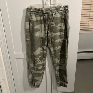 Aritzia TNA Camouflage Jogger Pant - US 2